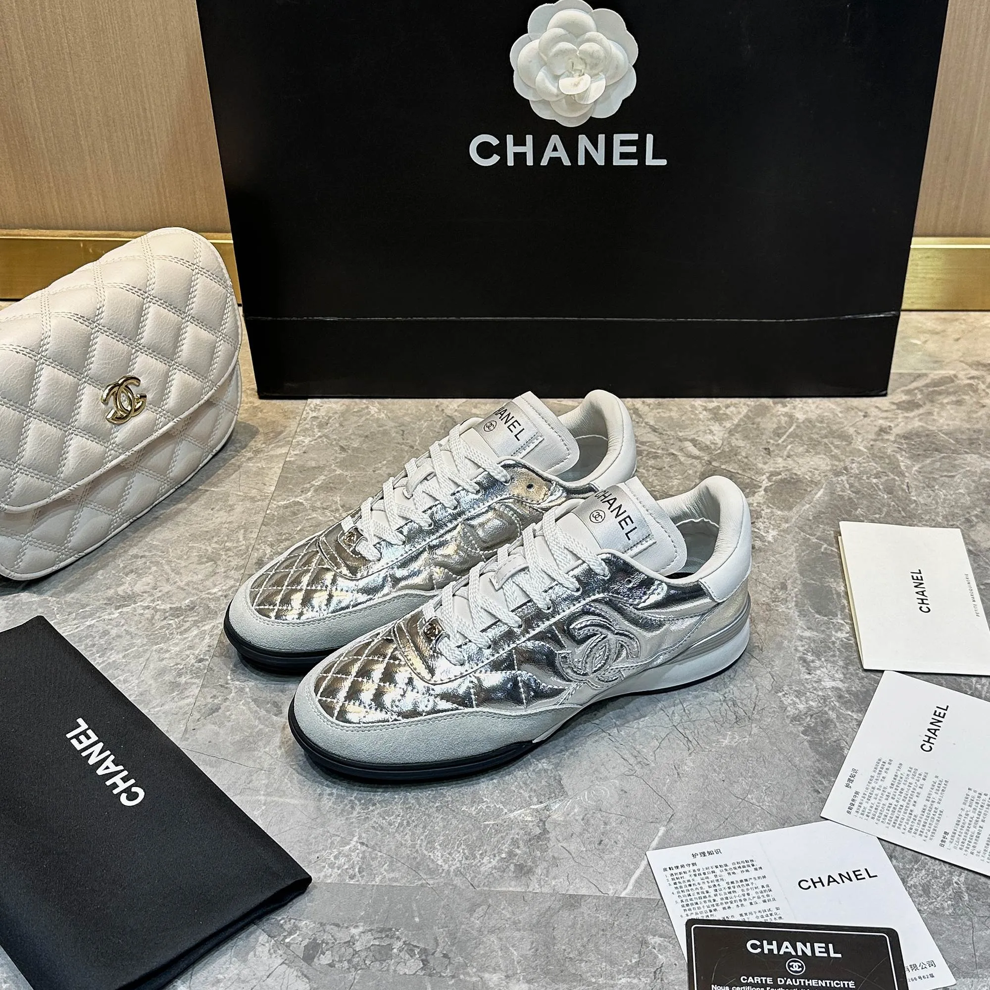 👟👟Ex-factory price 560👟👟 Chanel Chanel - 2024 counter top casual sports shoes This classic design; the upper is electro-embroidered with a variety of techniques; the outsole is fashionable and sporty; it is unusual to incorporate a variety of color matching elements... The diversified mix and match is very beautiful and versatile, casual, fashionable, sports and outdoor can be taken into account... ꫛꫀꪝ Go➫ Material: ❶Upper is made of: Original imported mixed-breed sheep ❷Inside made of: original imported breathable sheepskin ❸Outsole based on: original TPU outsole Full set of boutique packaging for women 35–41